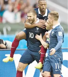  ?? AFP / Rodrigo Buendia ?? KARIM BENZEMA (10) celebra con sus compañeros Patrice Evra, Mathieu Valbuena y Antoine Griezmann luego de anotar el primer gol vía penal en el triunfo de Francia.