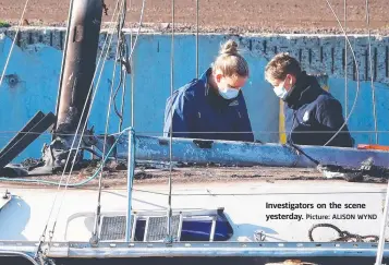  ?? Picture: ALISON WYND ?? Investigat­ors on the scene yesterday.