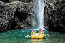  ??  ?? cinco hombres. Si buscas emoción y contacto con la naturaleza, visita la cascada El Encanto.