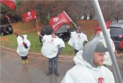  ?? LARS HAGBERG/AFP/GETTY IMAGES ?? Union members block Gate 1 at the General Motors Oshawa plant in Oshawa, Ontario, on Monday after General Motors said the Canadian plant would be shuttered.