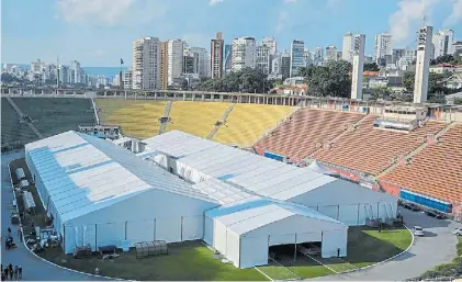  ?? AFP ?? Ayuda. Una vista de un hospital de emergencia construido dentro del estadio Pacaembu, en San Pablo.