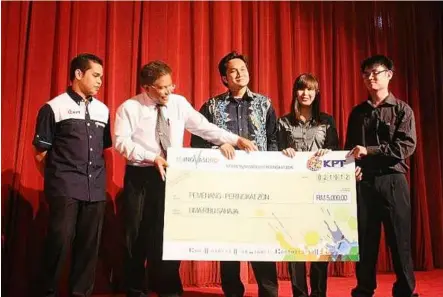  ??  ?? KDU’s AWAS team received a grant of RM5,000 to develop their ideas.
