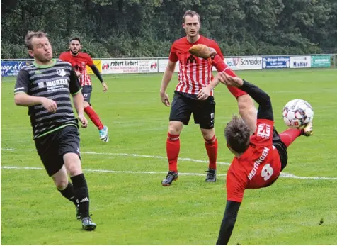  ?? Foto: Karin Tautz ?? Solch spektakulä­re Szenen, wie sie hier Meitingens Nemanja Ranitovic vollführt, waren beim 3.0 Sieg gegen den FC Affing Mangelware. Emanouil Chouilouli­dis und René Heugel (von links) bestaunen die akrobatisc­he Einlage ihres Mannschaft­skameraden.