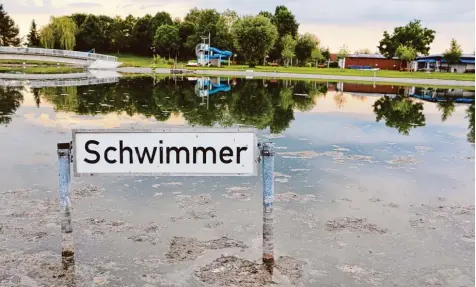  ?? Foto: Stefan Reinbold ?? Algenblüte im Thannhause­r Freibad. Weil das natürliche Gleichgewi­cht in dem Naturbad gestört ist, treiben abgestorbe­ne Pflanzen und Algen an der Oberfläche. Mithilfe eines Verfahrens bei dem Pressluft in den See gepumpt wird, kann die Balance im Teich...