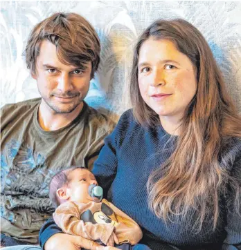  ?? FOTO: CHRISTIAN FLEMMING ?? Wirklich glücklich mit den Umständen von Fynns Geburts sind die Eltern Anna Kürn und David Hohl nicht, die sie im Lindauer Krankenhau­s erlebt haben.