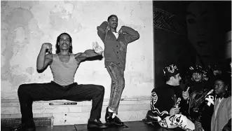  ??  ?? Le 14 juillet, Kiddy Smile mixe au palais de l’élysée et arbore un T- shirt du genre explicite. Ci- dessous : Willi Ninja ( à gauche), pionnier du voguing, en 1988 à New York.