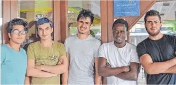  ?? FOTO: STEPHANUSW­ERK ?? Die unbegleite­ten jungen Ausländern Ahmad H., Ali O., Abdullah Z., Mamadou S. und Amin H. haben einen Ausbildung­splatz in der Region bekommen. Das Bildungsze­ntrum im Stephanusw­erk Isny hat sie bei ihren Ambitionen unterstütz­t.