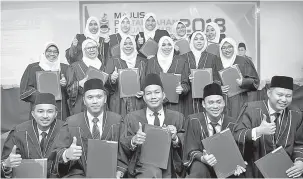  ?? — Gambar Bernama ?? GEMBIRA: Para peguam Syarie Sabah yang menerima Surat Kebenaran Beramal sebagai peguam Syarie Sabah dalam majlis pentauliah­an peguam Syarie Sabah yang baharu.