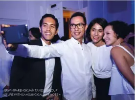  ??  ?? ERWIN PARENGKUAN TAKES A GROUP SELFIE WITH SAMSUNG GALAXY NOTE 4