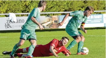  ?? Foto: Ernst Mayer ?? Hakan Polat (Mitte) und der SC Bubesheim haben wieder das Nachsehen: Gegen Stefan Klaß (rechts), Mario Bortolazzi und die Re serve des TSV Nördlingen setzte es eine 1:3 Niederlage.