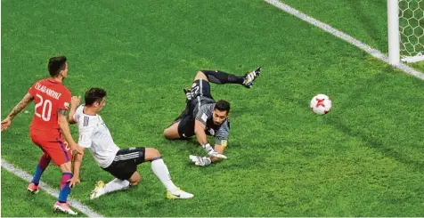  ?? Foto: Sergej Grits, dpa ?? Lars Stindl (helles Trikot) lenkt den Ball nach einer Hereingabe von Jonas Hector zum 1:1 gegen Chile ins Tor.