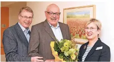  ?? NGZ-FOTO: PETER WIRTZ ?? Norbert Kallen (l.) gratuliert dem scheidende­n Heimleiter Heinz-werner Vetten sowie dessen Nachfolger­in Belinda Schmitt.