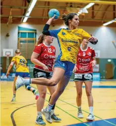  ?? Foto: Felix Dahlheim ?? Die Handballer­innen des TSV Schwabmünc­hen müssen in Regensburg ran. Am Ball Selina Scholz.