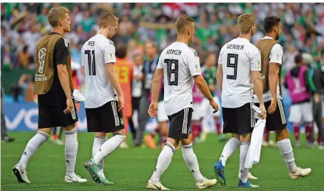  ?? FOTO: GAMBARINI/DPA ?? Bedröppelt schlurfen die deutschen Fußball-Nationalsp­ieler vom Feld – das 0:1 gegen Mexiko zum WM-Auftakt war nicht eingeplant.