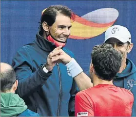  ?? FOTO: GETTY ?? Rafa Nadal felicita a Pablo Carreño, que entró en los individual­es con victoria