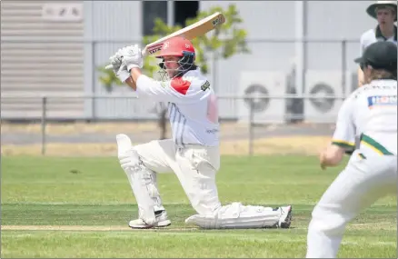  ?? Picture: PAUL CARRACHER ?? FOCUS: Simon Hopper in action for Homers on Saturday. Homers finished 32 runs short of its 182-run target set by West Wimmera Warriors.