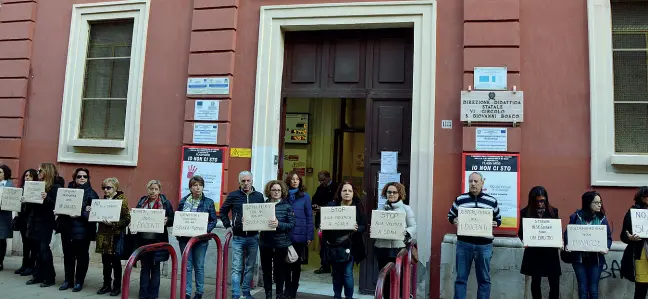  ??  ?? Al Libertà In alto gli insegnanti manifestan­o dinanzi alla scuola San Giovanni Bosco-Melo da Bari