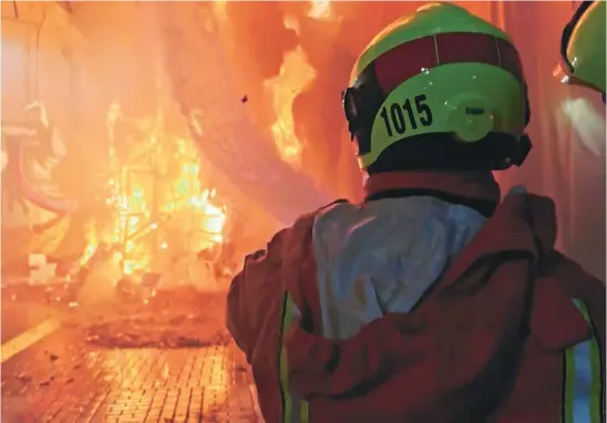  ?? EP ?? Un total de 350 personas y 153 vehículos integran el dispositiv­o de la «Cremà» del Consorcio de Bomberos