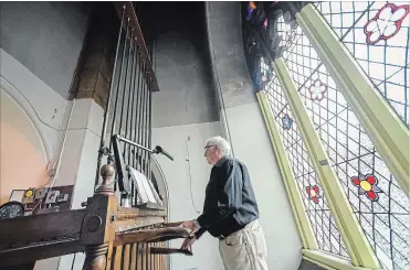  ?? GARY YOKOYAMA THE HAMILTON SPECTATOR ?? Walter Plater at the oak levers playing a hymn from the Westminste­r song book on the bells. Plater, 68, has been ringing the bells of St. Paul’s since he was 21.