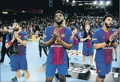  ?? XAVIER CERVERA ?? Valero Rivera, Dika Mem y Tim N’Guessan, desconsola­dos, agradecen el apoyo al Palau Blaugrana