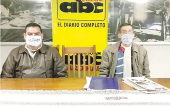  ??  ?? Alejandro Arce, presidente de la Coordinado­ra de comisiones vecinales Arapoty y Jorge Álvarez de la Coordinado­ra de Comisiones Vecinales Marangatú.