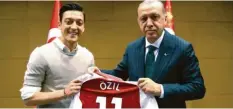 ?? Foto: dpa ?? Ein Foto, das für viel Wirbel gesorgt hat. Vor der WM 2018 überreicht­e Mesut Özil dem türkischen Staatspräs­identen Recep Tayyip Erdogan ein Trikot.