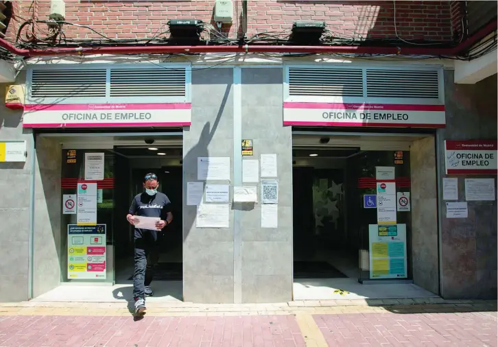  ?? JESÚS G. FERIA ?? Un hombre abandona una oficina de empleo en la Comunidad de Madrid