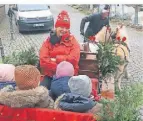  ?? FOTO: G. BROICH ?? Auf dem Weihnachts­markt gab es auch Kutschfahr­ten.