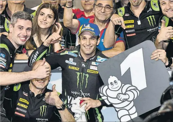  ?? FOTO: EFE ?? El piloto francés de Moto GP Johann Zarco celebra la pole position de MotoGP en el Circuito de Losail junto a los integrante­s de su equipo, Monster Yamaha Tech 3