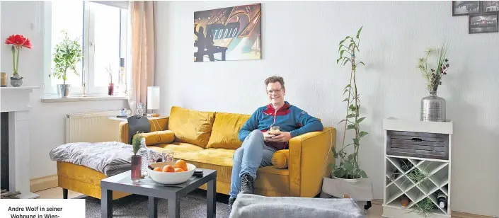  ?? Foto: Lisi Specht ?? Andre Wolf in seiner Wohnung in WienLandst­raße, die er ohne Besichtigu­ng genommen hat.