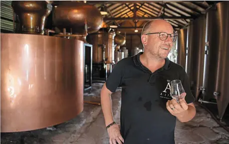  ?? | PHOTO : DAVID ADEMAS, OUEST-FRANCE ?? Cédric Paviot, maître de chai, à la distilleri­e A1710. Il élabore plusieurs variétés de rhums blancs et bruns.