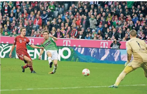  ?? DIGITALFOT­O MATTHIAS ?? Der große Moment des „Lumpi“Lambertz (grünes Trikot): Der Kapitän der Fortuna trifft gegen Manuel Neuer. Links Philipp Lahm.