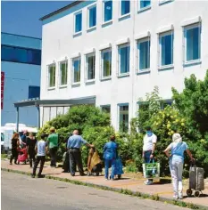  ?? Foto: Bernd Hohlen (Archivbild) ?? Schlange stehen müssen die Kunden der Tafel auch in Zukunft wieder – wegen des Corona‰Hygienekon­zepts. Allerdings wird das Wetter die kommenden Monate wohl nicht mehr so angenehm sein wie noch im Juni.