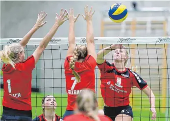  ?? FOTO: VOLKER STROHMAIER ?? Die Volleyball­erinnen der TG Biberach (r. Franziska Müller) sind mit einer Niederlage in die Oberligasa­ison gestartet. Gegen Fellbach gab es ein 0:3.