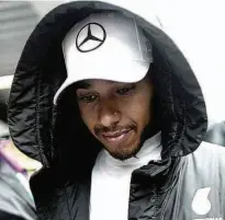  ?? Ueslei Marcelino/Reuters ?? O inglês Lewis Hamilton chega aos boxes após bater seu carro ainda no início da sessão de treinos