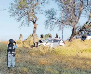  ?? EL SOL DEL BAJÍO ?? El vehículo volcó y chocó contra un árbol.