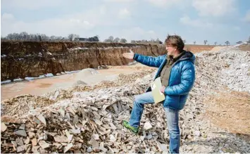  ?? Foto: Manfred Dittenhofe­r ?? Ralf Eiba steht an dem Steinbruch, in dem sich bald Mountainbi­ker nach Herzenslus­t austoben können.