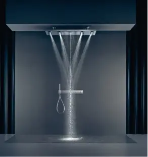  ??  ?? SENSUELLE. Dotée d’un éclairage d’ambiance, cette douche de tête XXL intègre son nouveau jet « PowderRain », façon poudre de pluie. « Shower Heaven » 4 jets, design Axor et Phoenix Design studio, 120 x 30 cm, à partir de 11657,50 € en version chromée,...