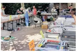  ?? ?? L’associatio­n organise plusieurs fois par an des ventes de livres d’occasion, dont l’été dans le jardin du tribunal. Plages de lecture aux Sables