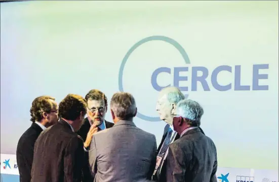  ?? XAVIER GÓMEZ / ARCHIVO ?? El presidente Mariano Rajoy dialogando con algunos de los asistentes a la reunión del año pasado en Sitges