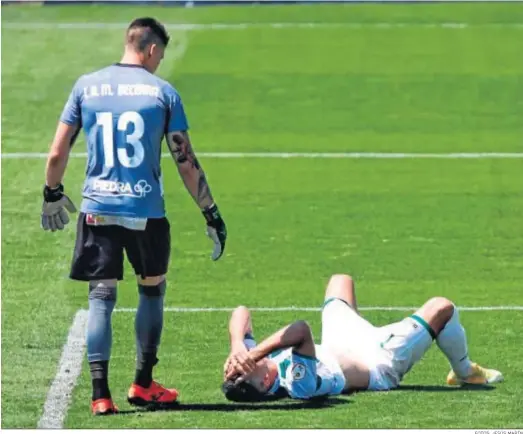  ?? FOTOS: JESÚS MARÍN ?? Isaac Becerra se acerca a consolar a Willy, desolado tras el pitido final del partido en Cádiz.