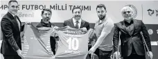  ?? ?? Sponsorluk anlaşması imza töreninin ardından Ampute Futbol Milli Takımlar yetkikiler­i, Yatırım Finansman yöneticile­rine milli takımın formaların­ı hediye etti.