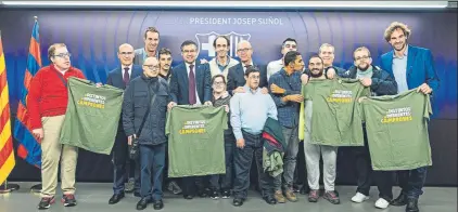  ?? FOTO: FC BARCELONA ?? Los actores de la película ‘Campeones’ fueron recibidos por la junta del Barça También Roger Grimau hizo de anfitrión