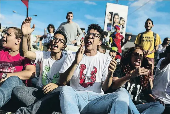  ?? CRISTIAN HERNÁNDEZ / EFE / ARCHIVO ?? Estudiante­s venezolano­s se manifiesta­n contra el Gobierno de Nicolás Maduro, el pasado 12 de febrero, en Caracas