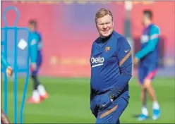  ??  ?? Koeman observa a sus jugadores durante un entrenamie­nto.