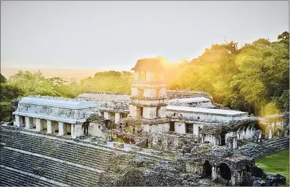  ?? Foto Mauricio Marat/cortesía INAH ?? En cuatro años de trabajo de campo, los restaurado­res registraro­n importante­s hallazgos. En la imagen, el Palacio de Palenque visto desde el Templo de las Inscripcio­nes.