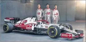  ??  ?? Kubica, Giovinazzi y Raikkonen, tras el nuevo Alfa Romeo C41.