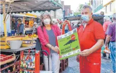  ?? FOTO: SIEDLER ?? Die Maskenpfli­cht auf dem Aalener Wochenmark­t stößt auch dem Sprecher der Marktbesch­icker, Klaus Irtenkauf, sauer auf. Er forciert zudem eine Neuauflage der Markttasch­e, die dem Gedanken der Nachhaltig­keit Rechnung trägt.