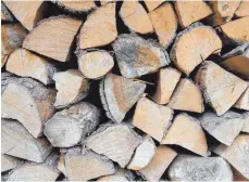 ?? FOTO: ANDREA WARNECKE/DPA ?? Bevor frisches Holz in den Ofen darf, muss es ein bis zwei Jahre gestapelt trocknen.