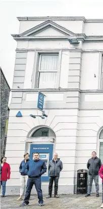  ?? PHOTO : KEITH HENEGHAN ?? Withdrawal: Residents of Ballyhauni­s, Co. Mayo outside the local Bank of Ireland closed due to the pandemic